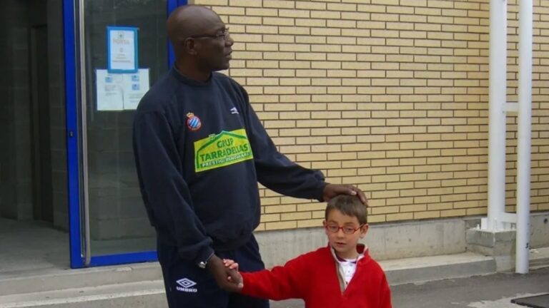 Thomy N'Kono le muestra cariño a Ramón Terrats en la CE Dani Jarque