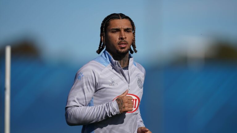 Tyrhys Dolan mira al Villarreal CF