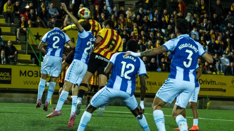 La defensa del Espanyol B, en una acción ante la UE Sant Andreu