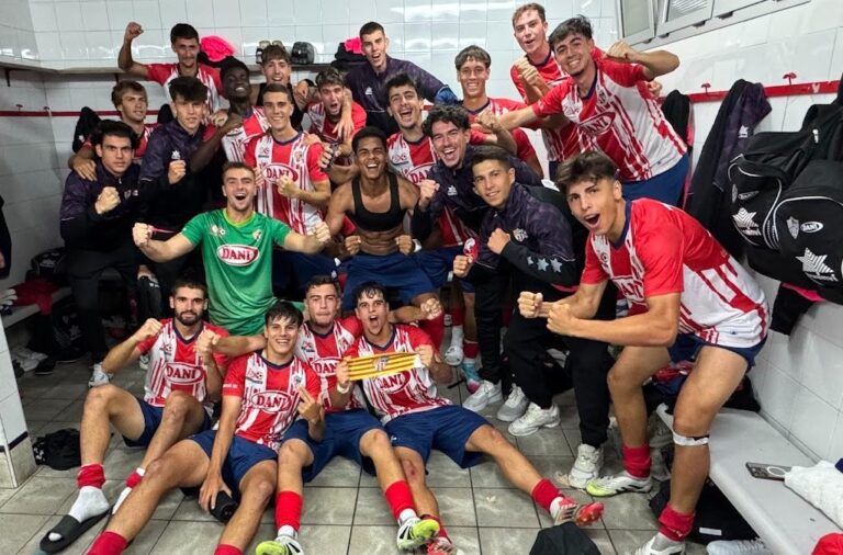 La UE Vilassar celebra en el vestuario la victoria por 3-0 ante la UE Vic