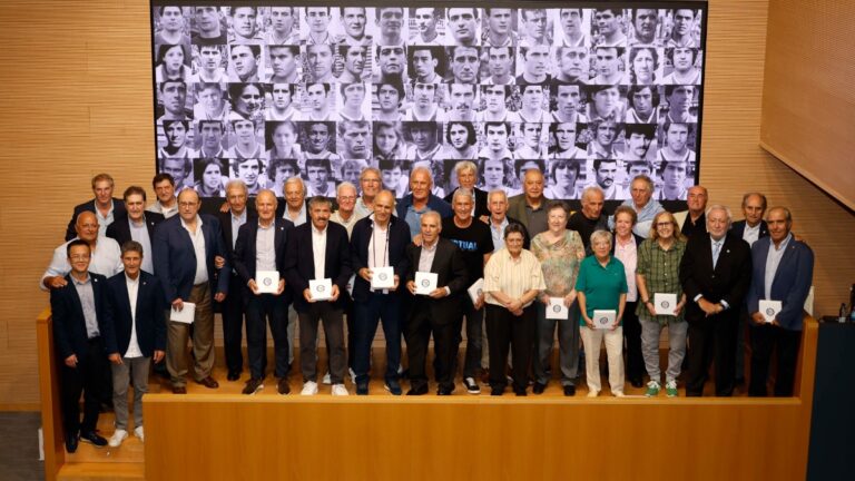 Las leyendas del Espanyol reciben su espacio en el 125 aniversario Exjugadores y exjugadoras posan con su imagen del 125 aniversario del Espanyol