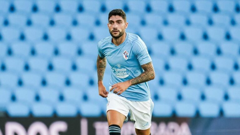 Unai Núñez conduce un balón en un partido con el RC Celta de Vigo