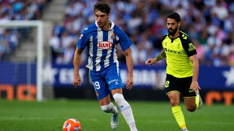 Urko González de Zárate controla un balón en el Espanyol - Real Betis