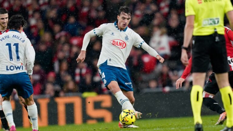 Urko González de Zárate controla un balón en San Mamés