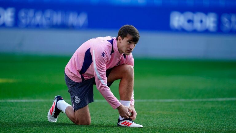 Urko González de Zárate entrena en el RCDE Stadium