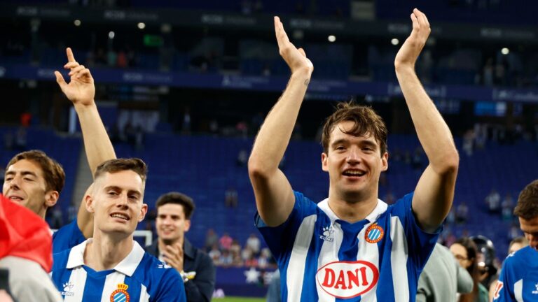 Urko González de Zárate aplaude en la celebración de la peranencia del Espanyol en el RCDE Stadium