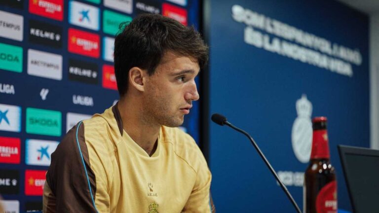 Urko González de Zárate atiende a los medios de comunicación en la previa del Real Sociedad - Espanyol