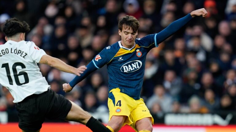 Urko González de Zárate: «No va ni a verlo al VAR» Urko González de Zárate disputa un balón en Valencia CF - Espanyol