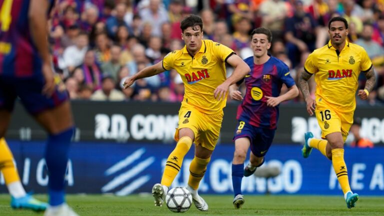 Urko González de Zárate conduce un balón en el derbi entre el FC Barcelona y el Espanyol en el Sportify Camp Nou