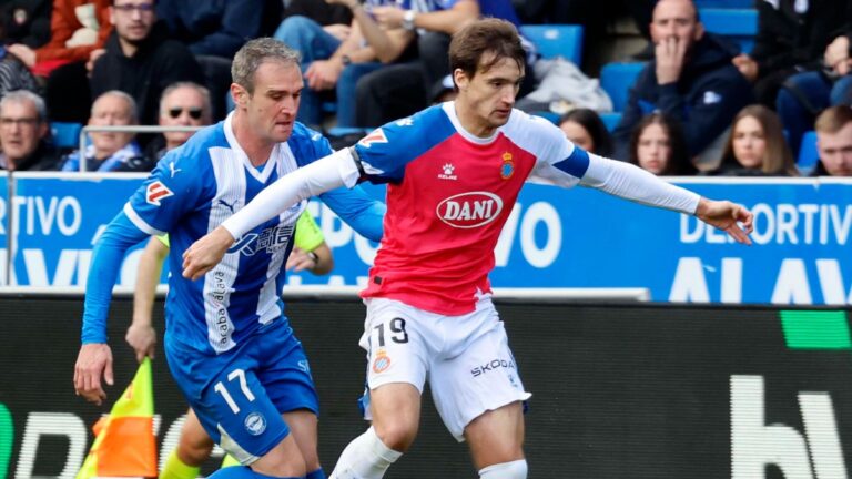 Urko González de Zárate se marcha de un rival en el Deportivo Alavés - Espanyol