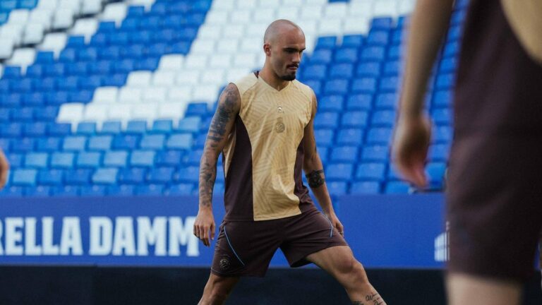 Vanja Drkušić entrena con el Espanyol en el RCDE Stadium