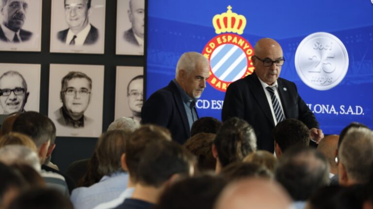 Alan Pace, en el RCDE Stadium con un grupo de socios del Espanyol