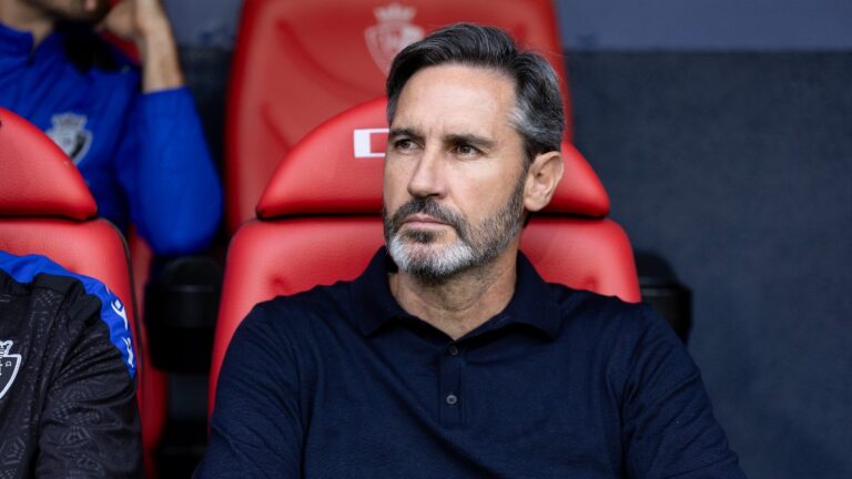 Vicente Monreo, en el banquillo de CA Osasuna en El Sadar