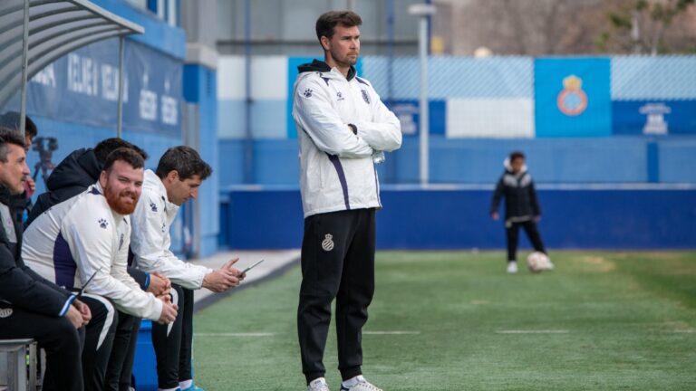 Víctor Cea, en la banda durante el duelo entre Espanyol B y CE Sabadell