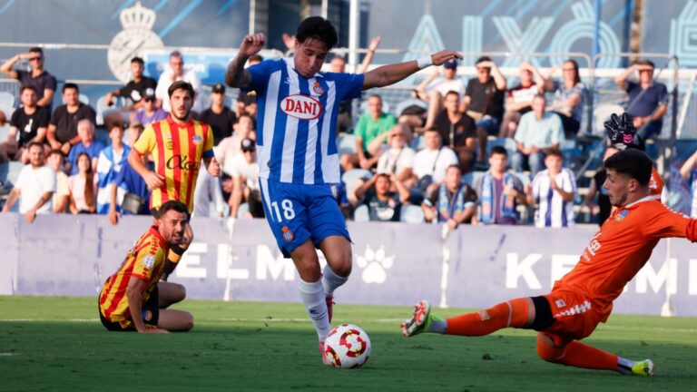 El atacante del Espanyol B Víctor Mingo vio cómo le anulaban un gol legal