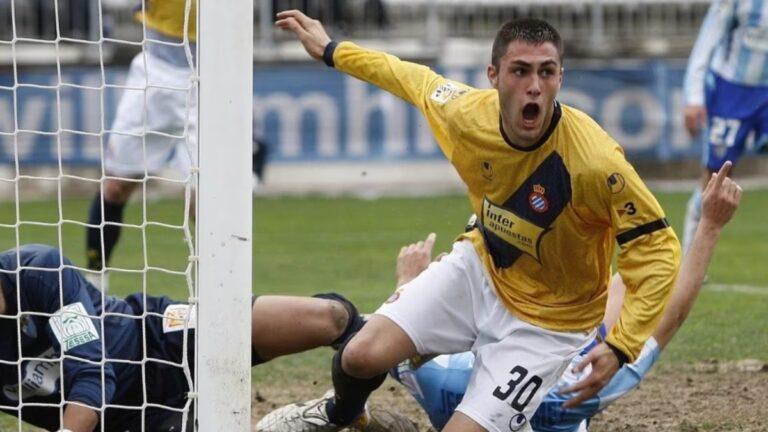 Un joven Víctor Ruiz celebra un gol con el Espanyol