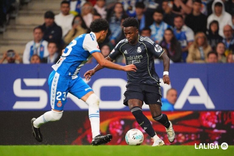Omar El Hilali y Vinicus Jr., durante el Espanyol - Real Madrid