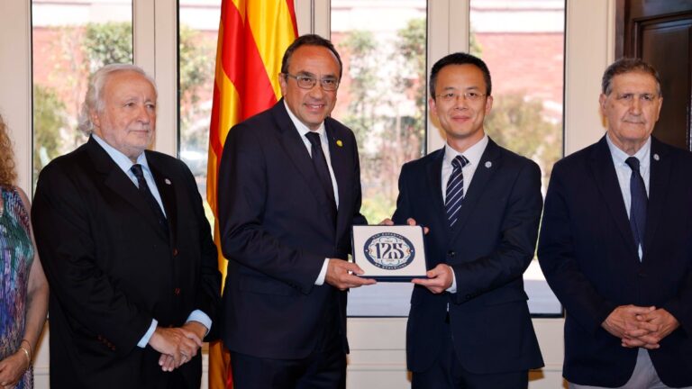El Espanyol visita el Parlament de Catalunya por el 125 aniversario de la entidad