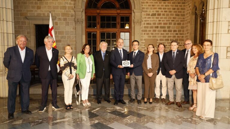 La comisión institucional del Espanyol visita el Ayuntamiento de Barcelona