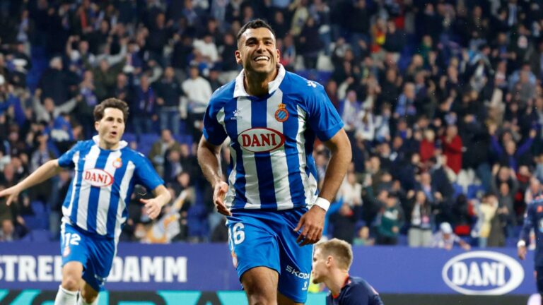 Walid Cheddira celebra un gol en el RCDE Stadium con el Espanyol