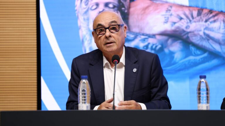 Xavi Andreu da la bienvenida a Roberto Fernández en el RCDE Stadium