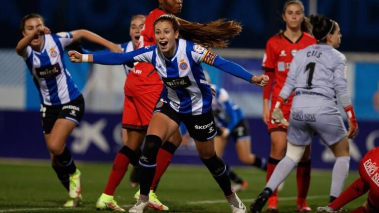 Xènia Pérez viste la camiseta del Espanyol Femenino en la Copa de la Reina